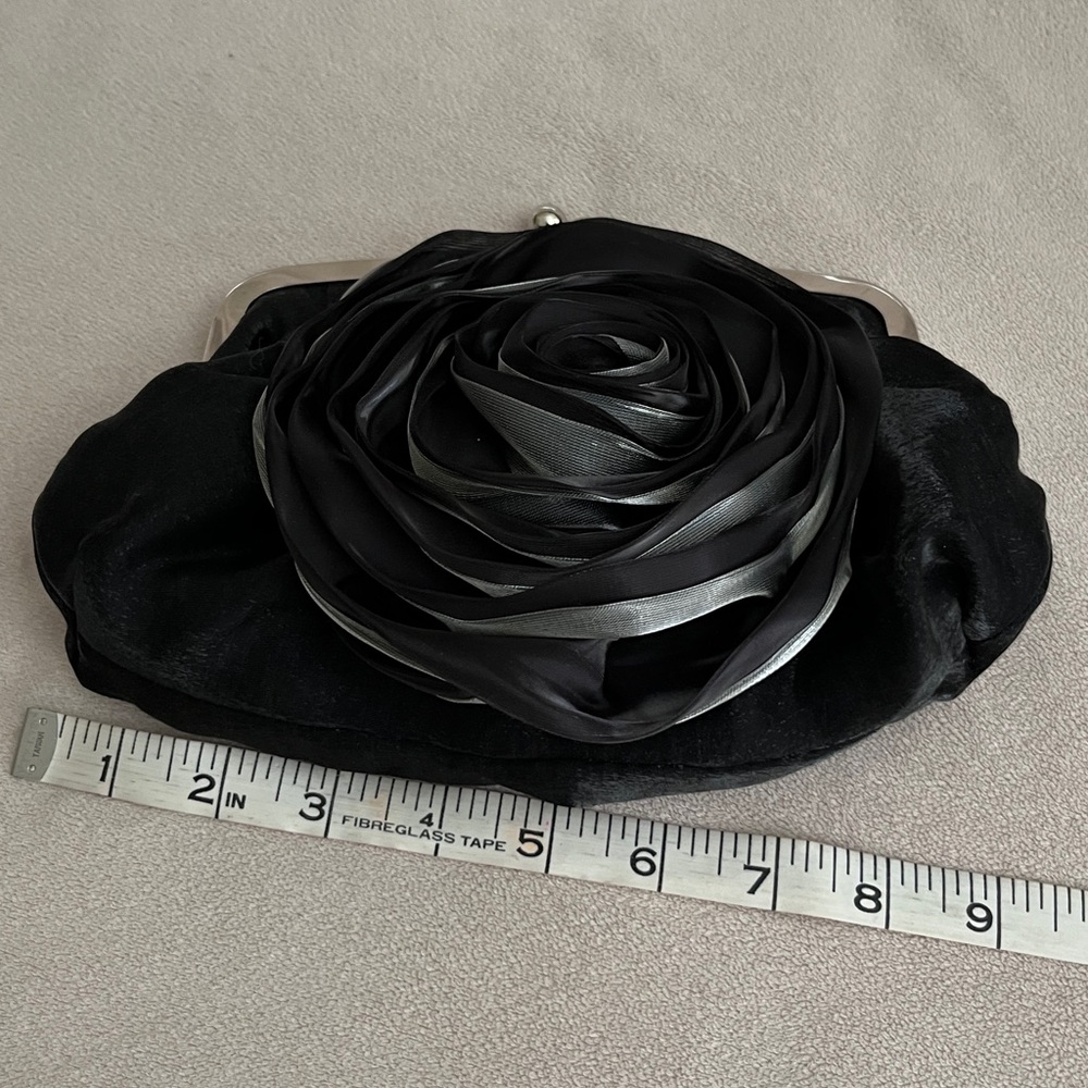 EUC Beautiful Evening Clutch With Chain Strap - Picture 9 of 11
